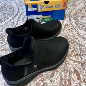 NWT Skechers Women’s Black Comfortable Slip-Ons size 9