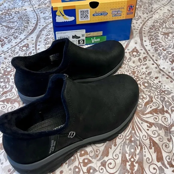 NWT Skechers Women’s Black Comfortable Slip-Ons size 9