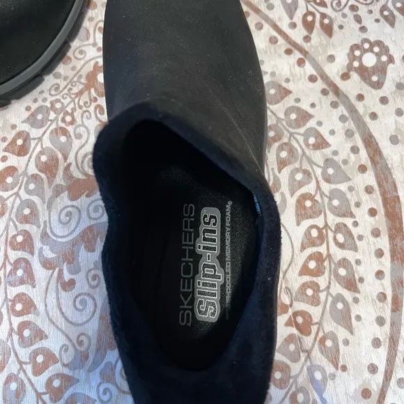 NWT Skechers Women’s Black Comfortable Slip-Ons size 9