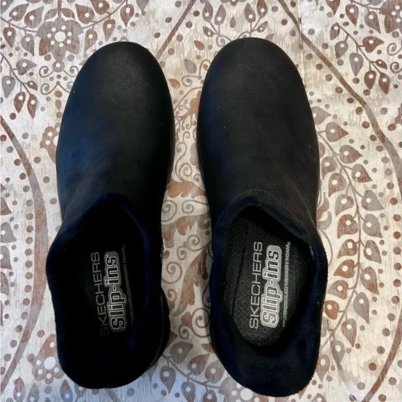 NWT Skechers Women’s Black Comfortable Slip-Ons size 9