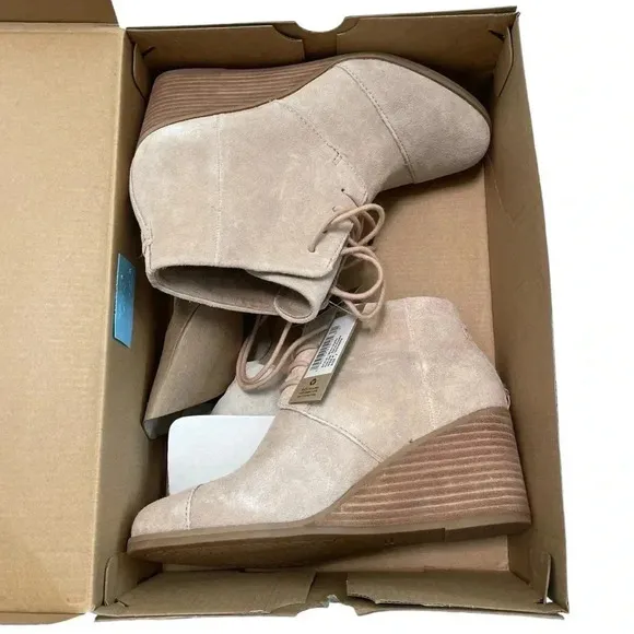 NWT TOMS Hyde Wedge Boots Sand Suede Lace Up