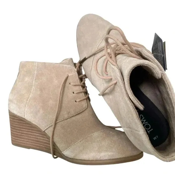 NWT TOMS Hyde Wedge Boots Sand Suede Lace Up