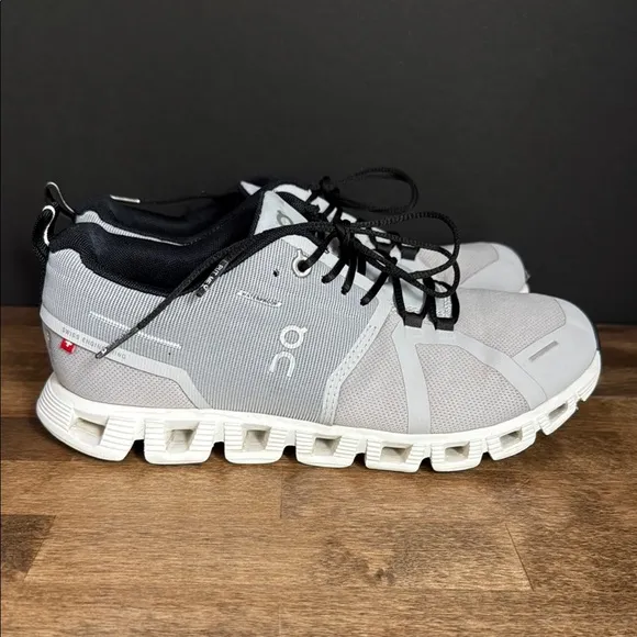 On Cloud Women’s Running Shoes Size 8.5