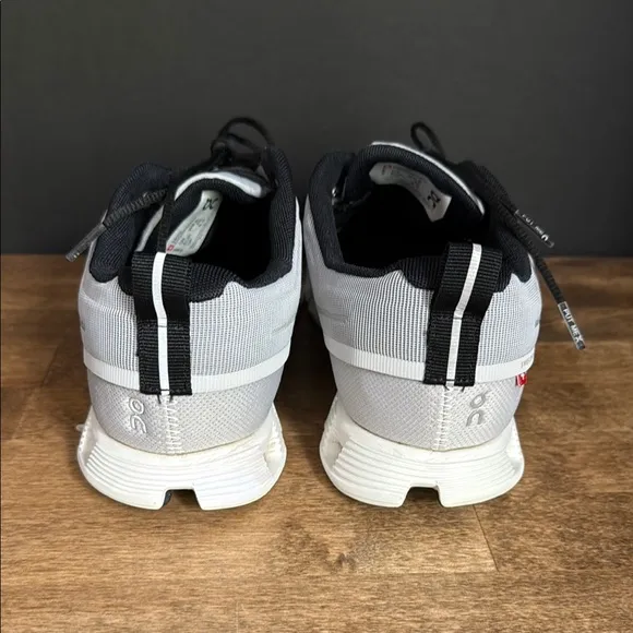 On Cloud Women’s Running Shoes Size 8.5