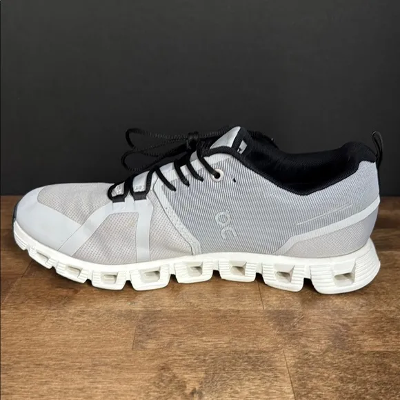 On Cloud Women’s Running Shoes Size 8.5