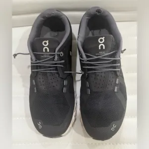On Running Black Athletic Shoes with Cloud Cushioning