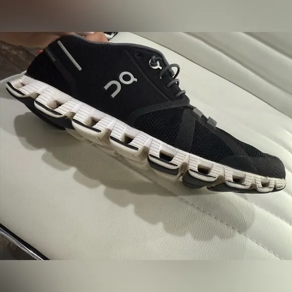 On Running Black Athletic Shoes with Cloud Cushioning
