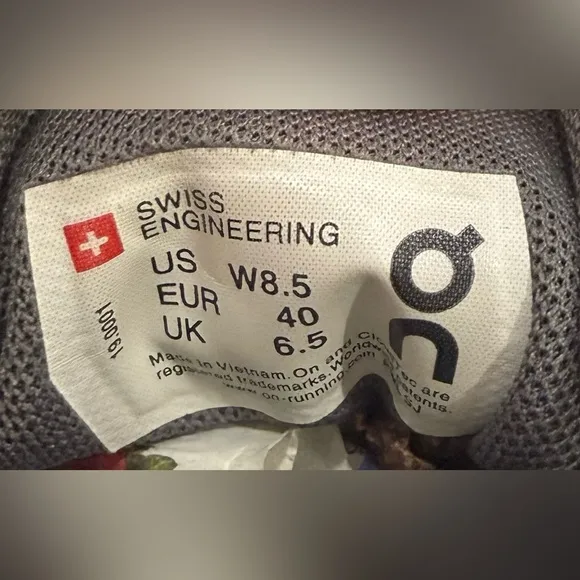 On Running Black Athletic Shoes with Cloud Cushioning