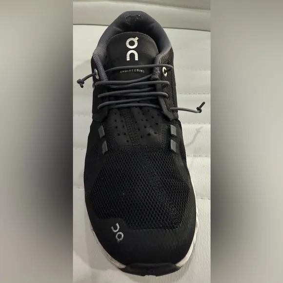 On Running Black Athletic Shoes with Cloud Cushioning