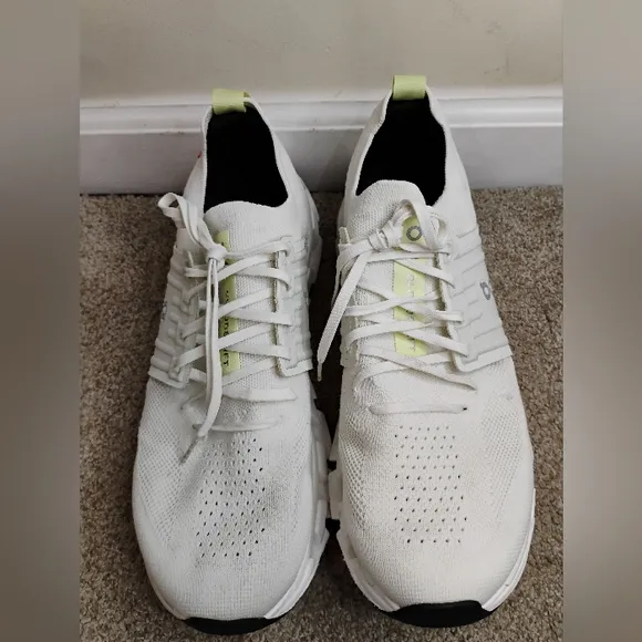 On Running Men's Size 11  White Athletic Shoes