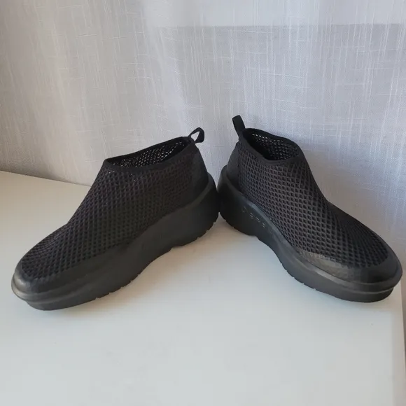 OOFOS Women's OOMEGA Chukka recovery shoes size 9