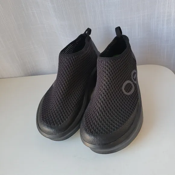 OOFOS Women's OOMEGA Chukka recovery shoes size 9