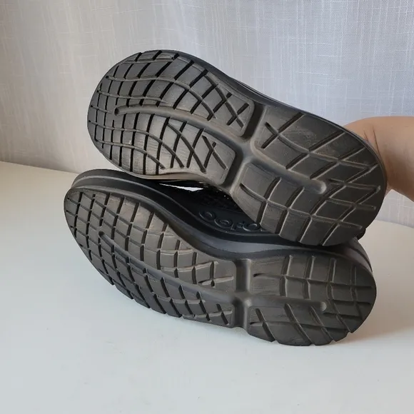 OOFOS Women's OOMEGA Chukka recovery shoes size 9