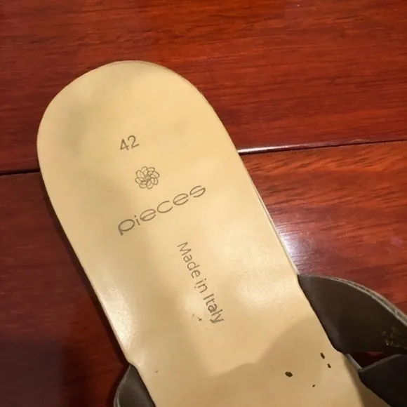 Pieces Gray Leather Sandals Size 11/42