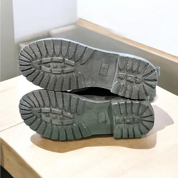 Risdoada Grey Suede Women’s Boots Size 6. New with Box.