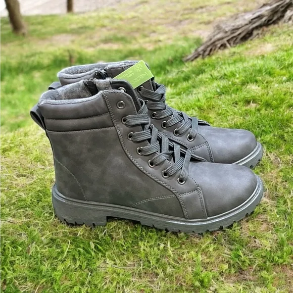 Risdoada Grey Suede Women’s Boots Size 6. New with Box.