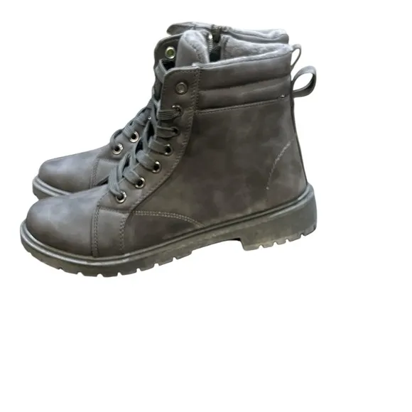 Risdoada Grey Suede Women’s Boots Size 6. New with Box.