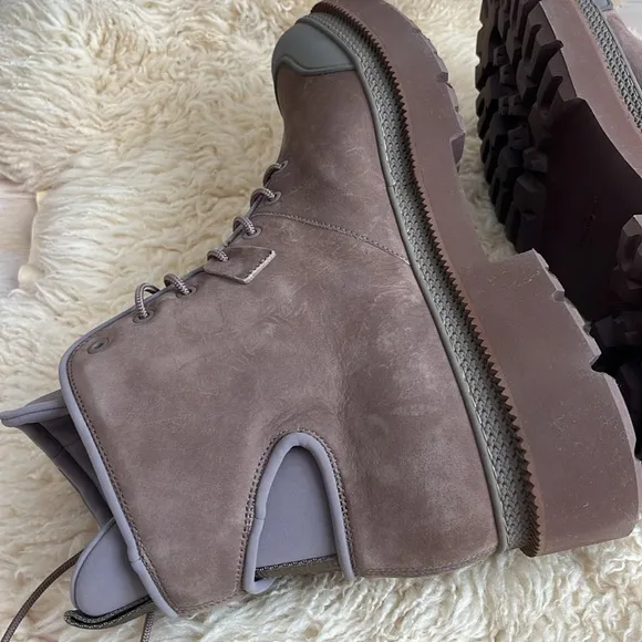 SALVATORE FERRAGAMO INSULATED SUEDE BOOTS WITH RUBBER SOLE. Size 13 Mens