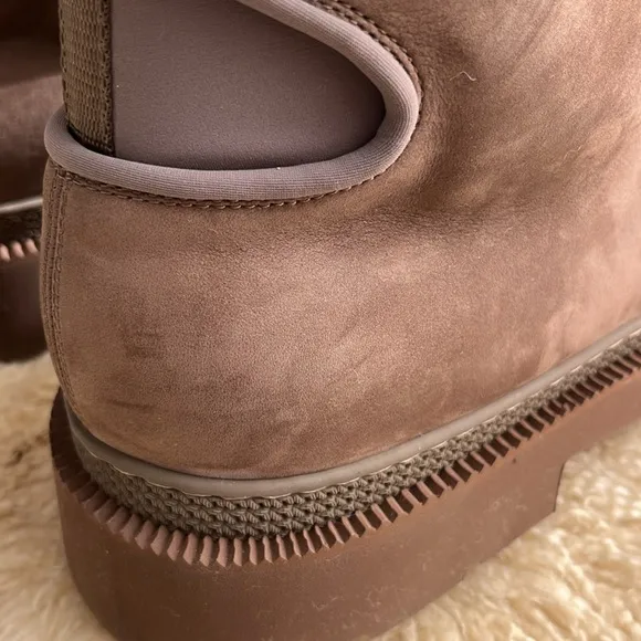 SALVATORE FERRAGAMO INSULATED SUEDE BOOTS WITH RUBBER SOLE. Size 13 Mens
