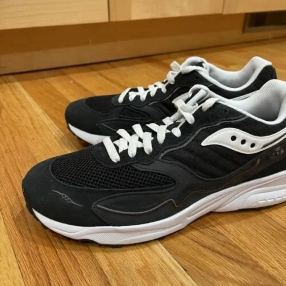 Saucony 3D GRID Hurricane Mens Sneakers Shoes Size 10 Black White EXCELLENT