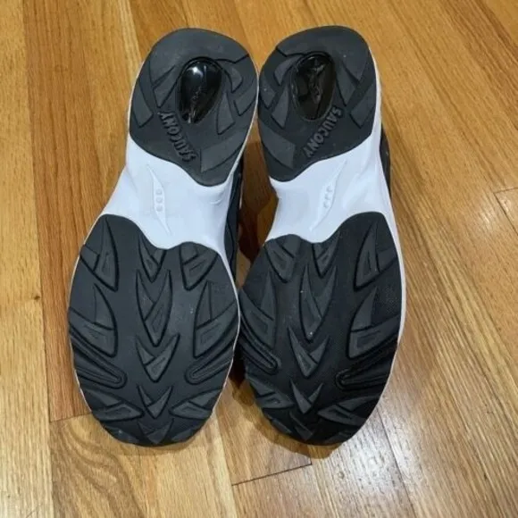Saucony 3D GRID Hurricane Mens Sneakers Shoes Size 10 Black White EXCELLENT