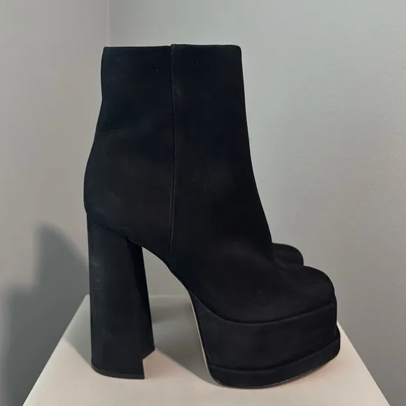 Schultz SELENE CASUAL NUBUCK BLACK PLATFORM HEELED BOOTIE