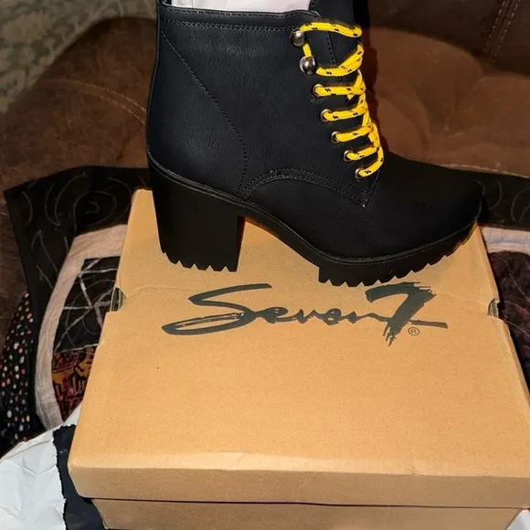 Seven 7 FlatironBlack  Boots size 8