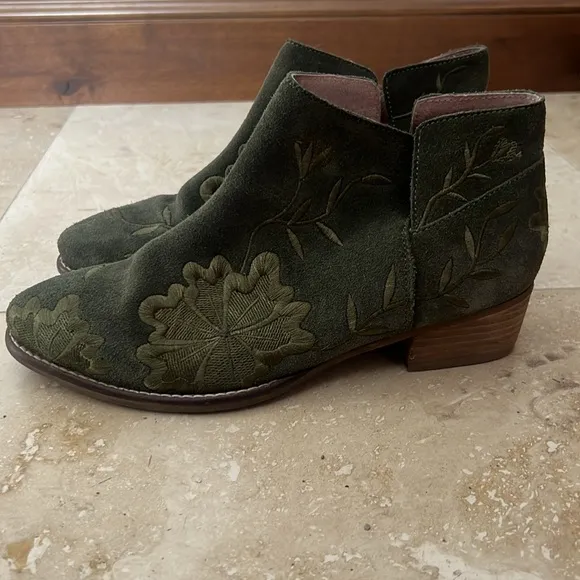 Seychelles Anthropologie Lantern Green SuedeEmbroidered Ankle Boots in size 8.5