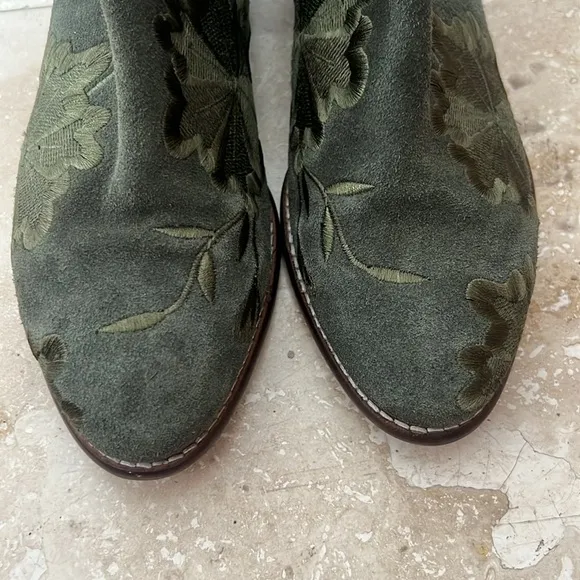 Seychelles Anthropologie Lantern Green SuedeEmbroidered Ankle Boots in size 8.5