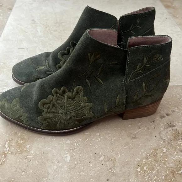 Seychelles Anthropologie Lantern Green SuedeEmbroidered Ankle Boots in size 8.5