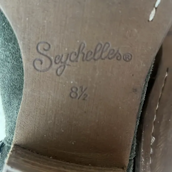 Seychelles Anthropologie Lantern Green SuedeEmbroidered Ankle Boots in size 8.5