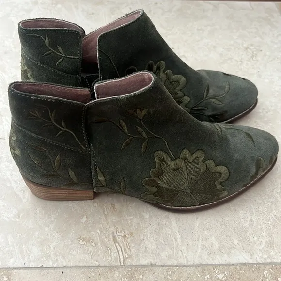 Seychelles Anthropologie Lantern Green SuedeEmbroidered Ankle Boots in size 8.5