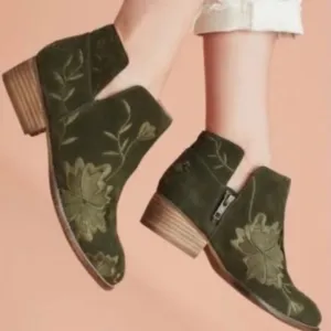 Seychelles Anthropologie Lantern Green SuedeEmbroidered Ankle Boots in size 8.5