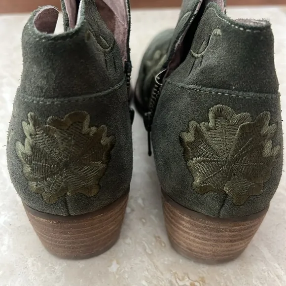 Seychelles Anthropologie Lantern Green SuedeEmbroidered Ankle Boots in size 8.5