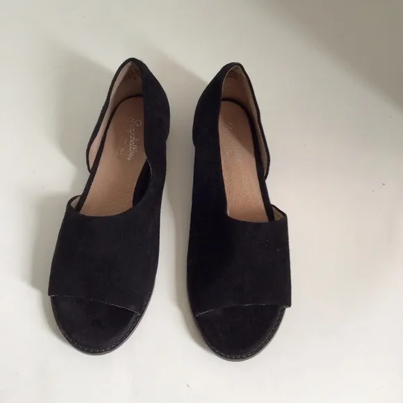 Seychelles Passport d'orsays soft suede. Size 9