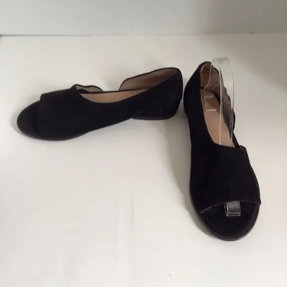 Seychelles Passport d'orsays soft suede. Size 9