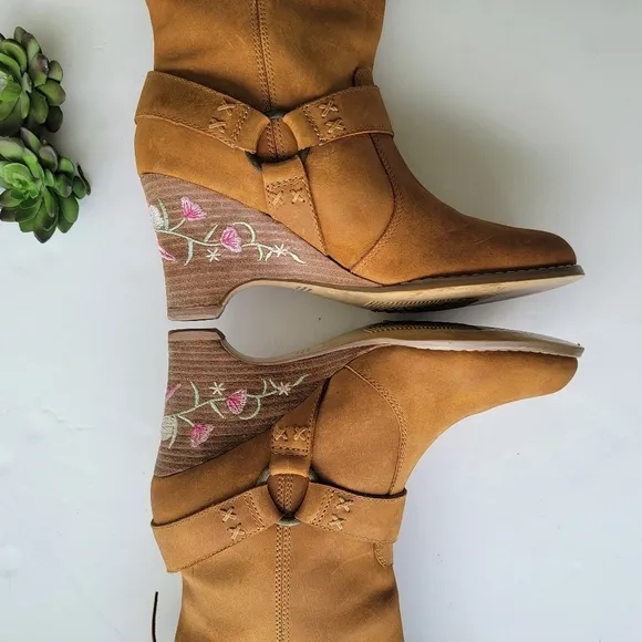 Seychelles Suede Embroidered Floral Wedge Harness Boots Size 8
