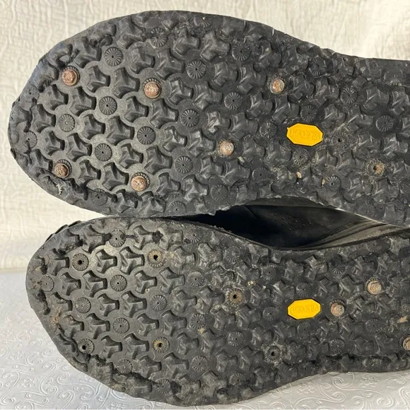 SIMMS Rivershed Studded Rubber Sole Fly Fishing Wading Boots Men US 9 DAMAGED