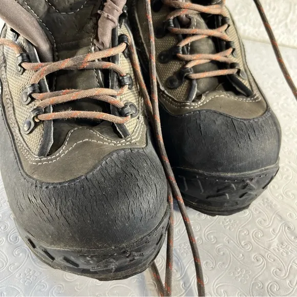 SIMMS Rivershed Studded Rubber Sole Fly Fishing Wading Boots Men US 9 DAMAGED