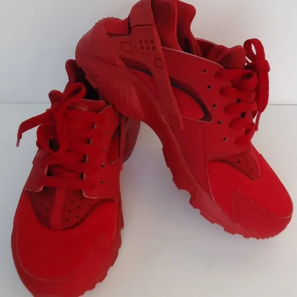 SIZE 4 Y. NIKE Huarache running casual sneakers shoes.