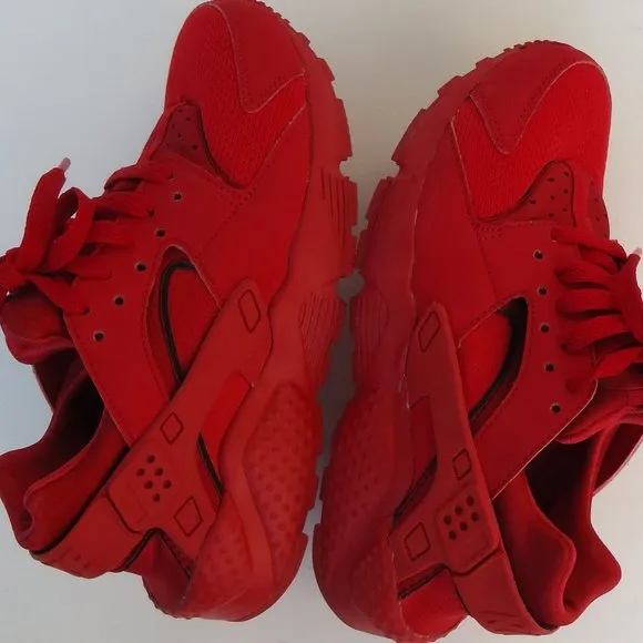 SIZE 4 Y. NIKE Huarache running casual sneakers shoes.