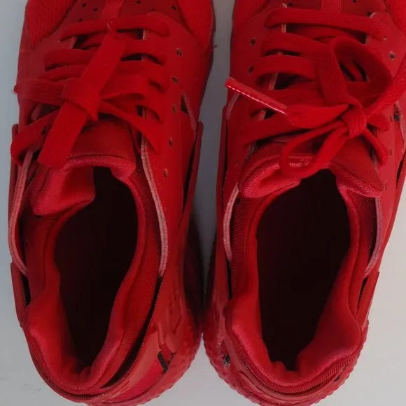 SIZE 4 Y. NIKE Huarache running casual sneakers shoes.