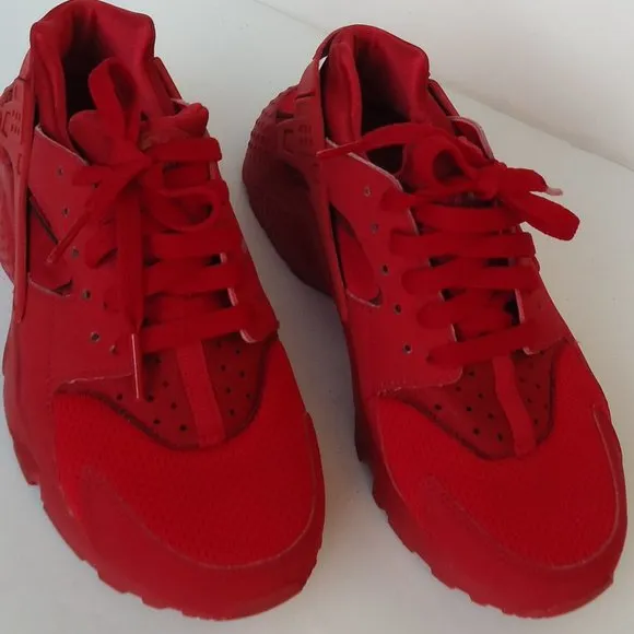 SIZE 4 Y. NIKE Huarache running casual sneakers shoes.