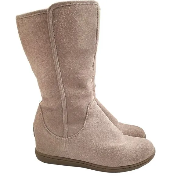 Sketchers Women 9.5 Pulley Boots Tan Suede Rubber Sole Faux Fur Hidden 3” Wedge