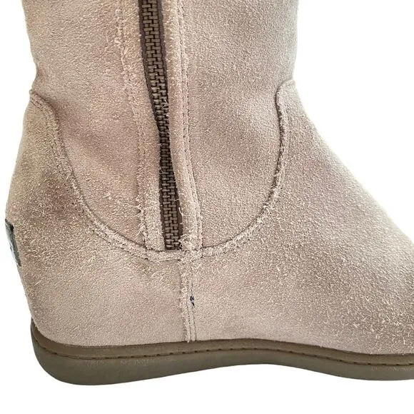 Sketchers Women 9.5 Pulley Boots Tan Suede Rubber Sole Faux Fur Hidden 3” Wedge