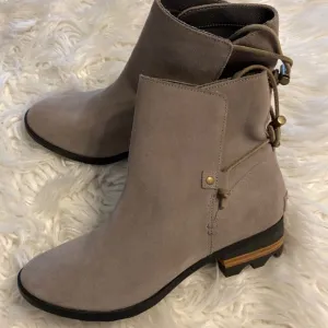 SOREL Boots size 9 BNWOT see pictures heel is 1 1/2” color gray leather upper