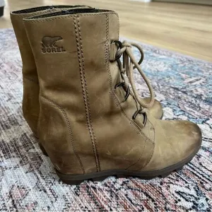 Sorel Joan of Arctic Wedge II Boots in Ash Brown Size 10 NL3018-240