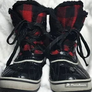 Sorel woman's size 7 in black and red flannel fur lined with thick rubber bottom