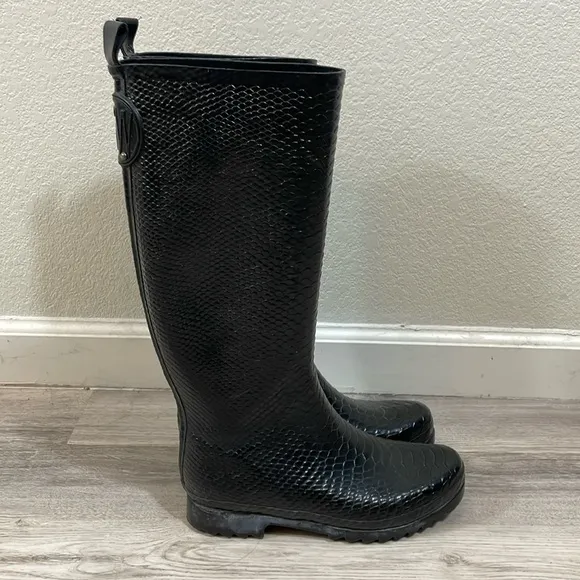Stuart Weitzman black rubber snake embossed rain boots size 7