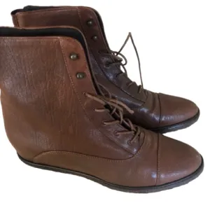 STUART WEITZMAN SIZE 11  Brown Leather lace up boots  Rubber Sole
